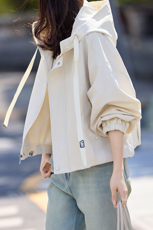 Lässiger kurzer trenchcoat mit Kapuze