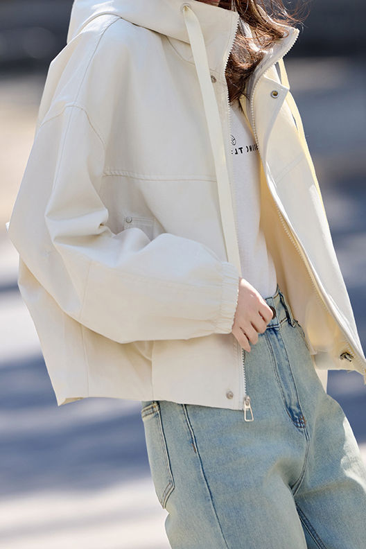 Lässiger kurzer trenchcoat mit Kapuze