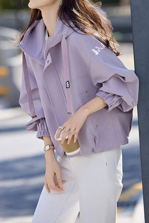 Lässiger kurzer trenchcoat mit Kapuze