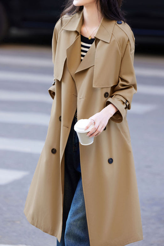 Minimalistischer stilvoller Trenchcoat