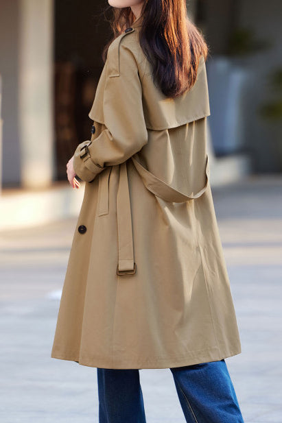 Minimalistischer stilvoller Trenchcoat