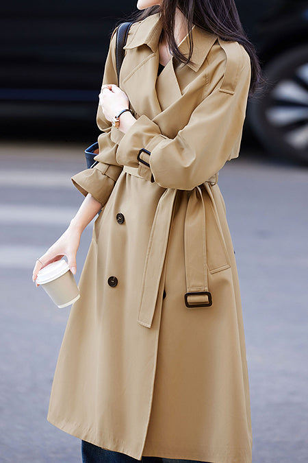 Minimalistischer stilvoller Trenchcoat