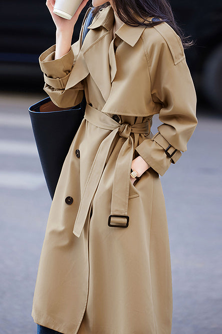 Minimalistischer stilvoller Trenchcoat