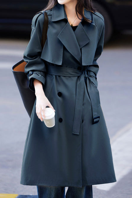 Minimalistischer stilvoller Trenchcoat