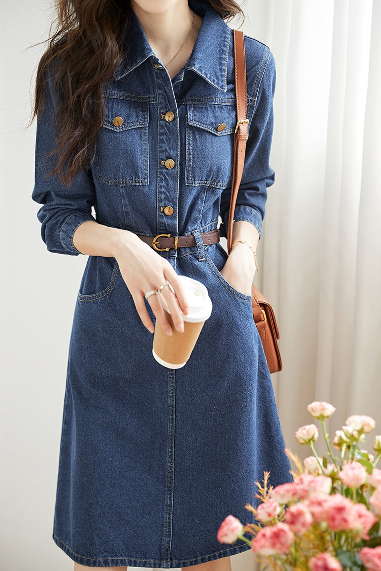 Lässiges, kragenloses, tailliertes Denim-Kleid