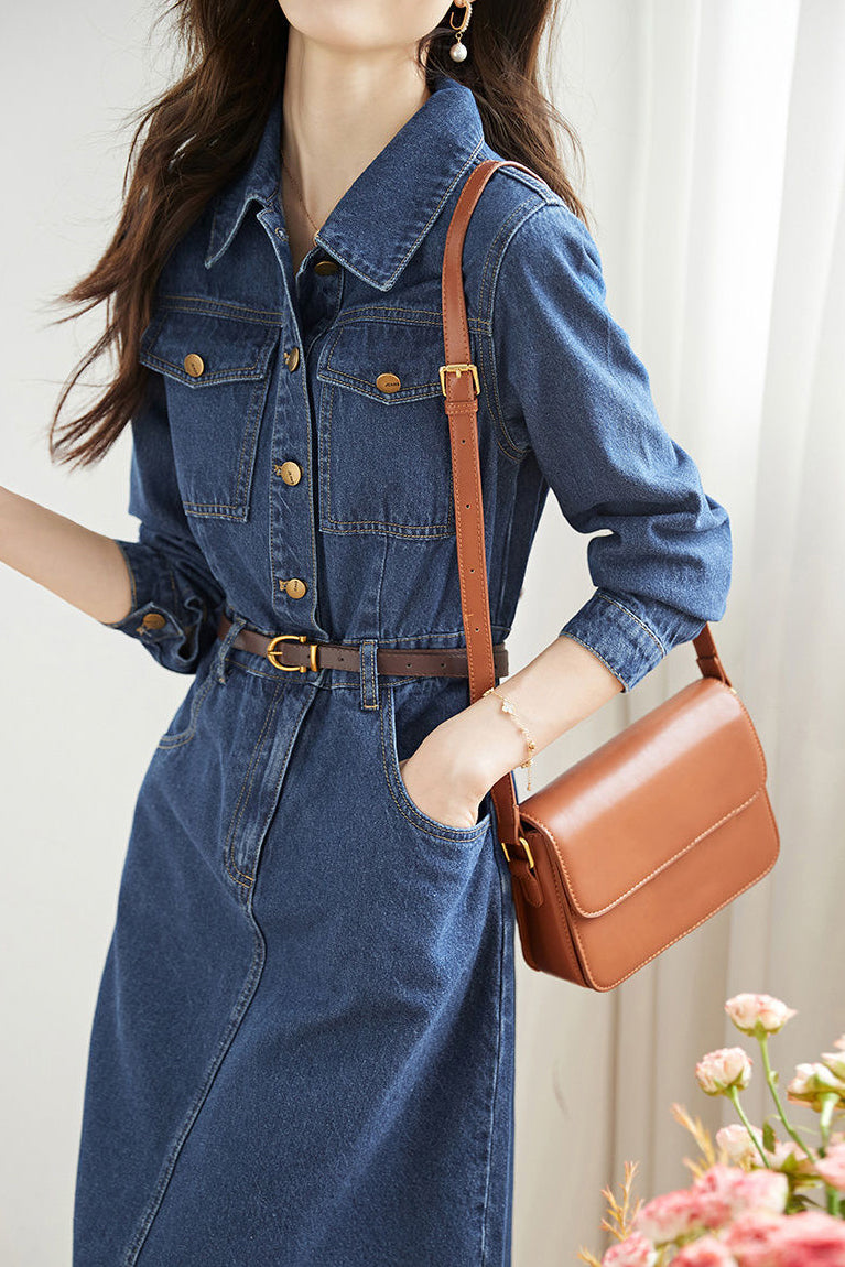 Lässiges, kragenloses, tailliertes Denim-Kleid