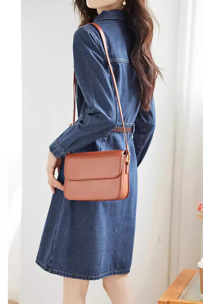 Lässiges, kragenloses, tailliertes Denim-Kleid