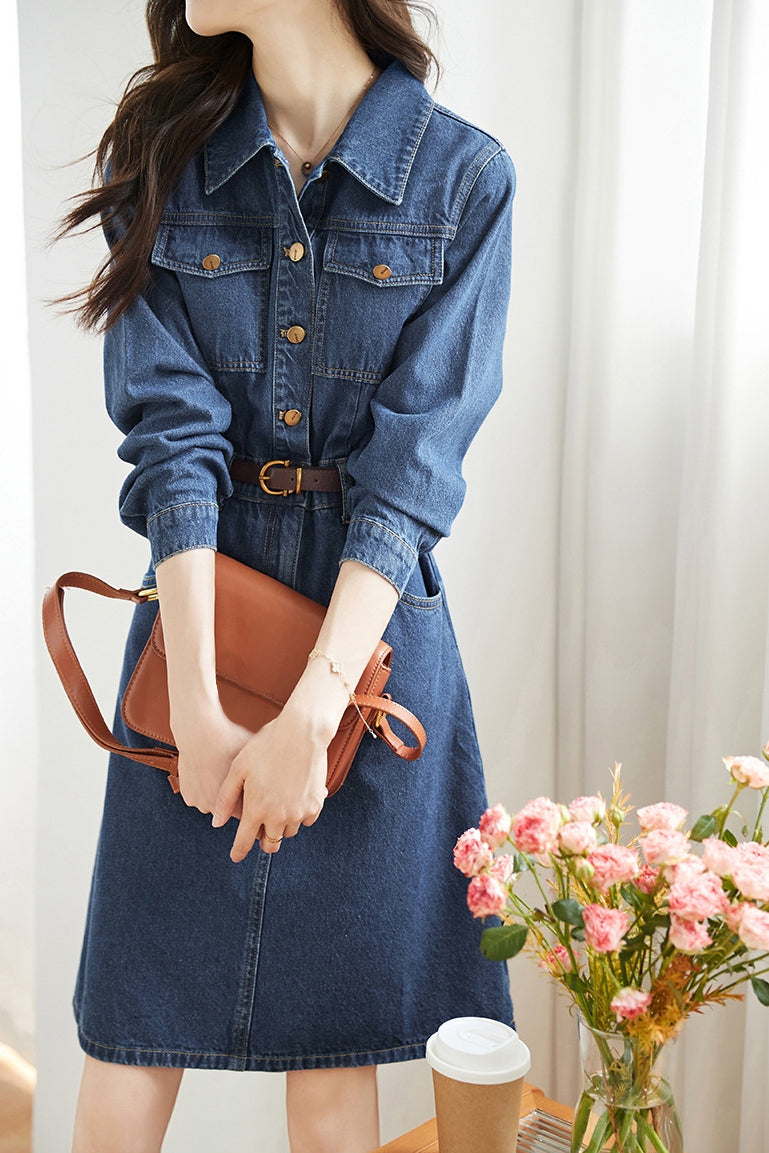 Lässiges, kragenloses, tailliertes Denim-Kleid