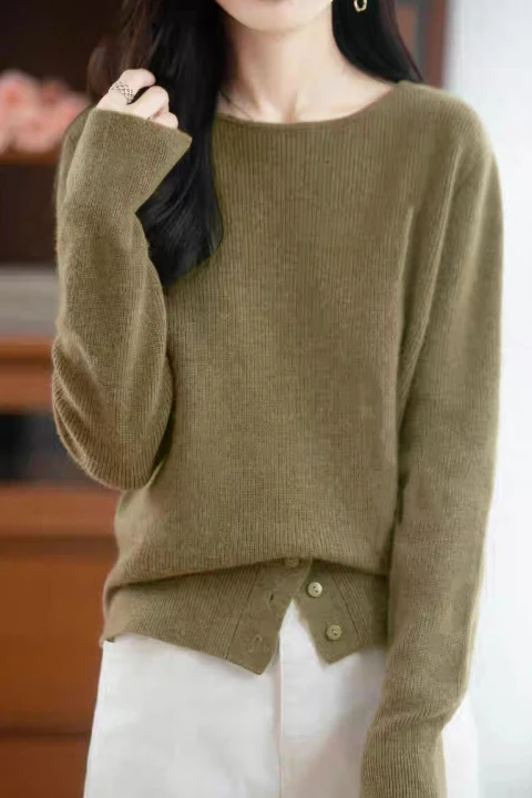 Lässiger warmer Boot-Ausschnitt Pullover mit Knöpfen und Schlitz