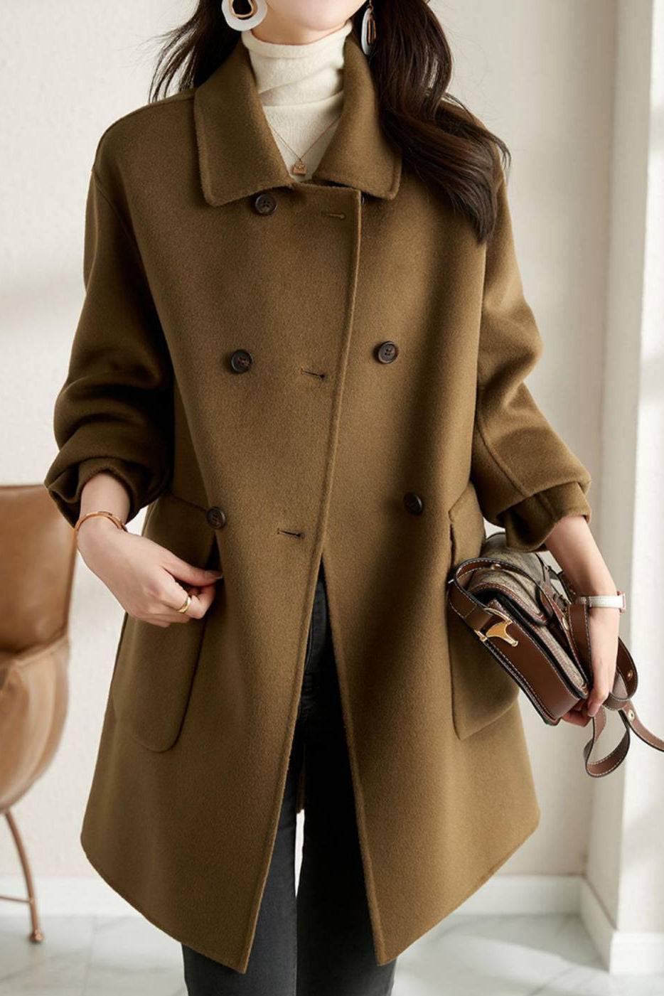 Lässiger vielseitiger mittellanger Wollmantel mit Revers