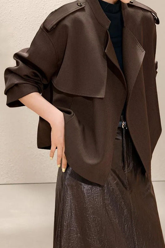 Lässiger vielseitiger Kurztrenchcoat mit Revers