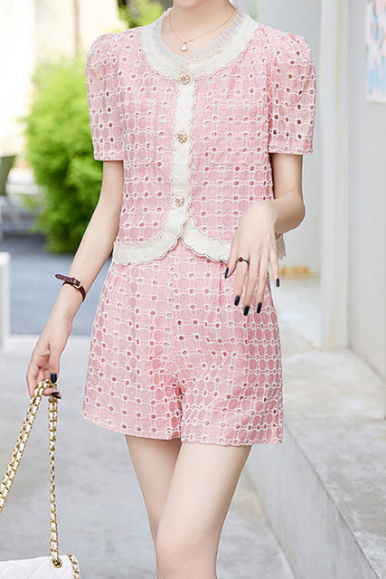 Rundhals Kurzarm Loch-Top und Shorts Zweiteiler