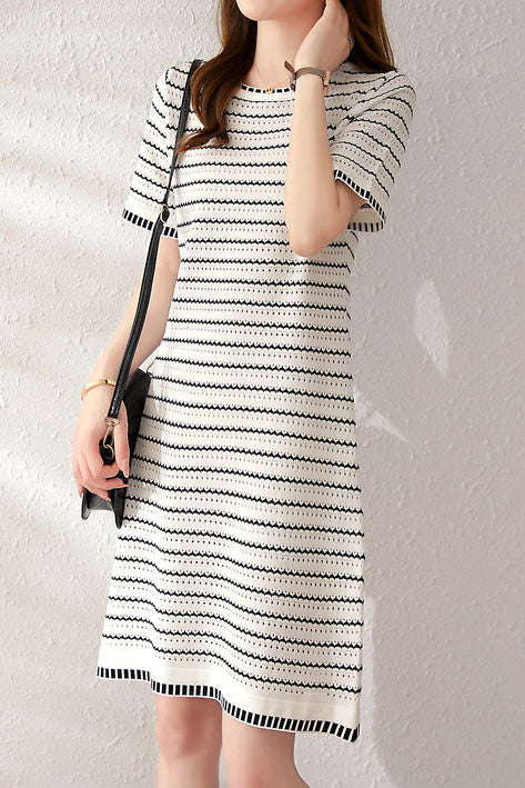 Gestreiftes Strick-A-Linien-Kleid
