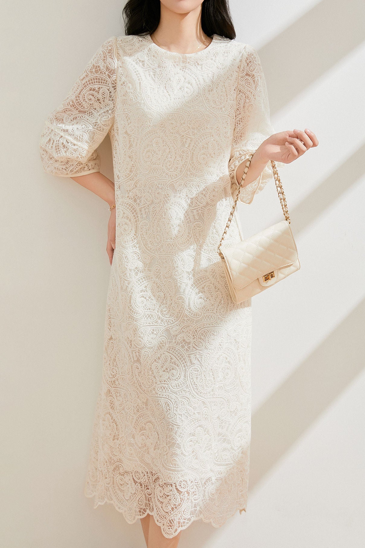 Hollow Lace Rundhals Lockeres Freizeitkleid mit mittellangen Ärmeln