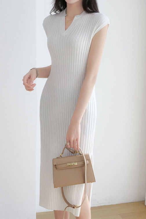 V-Ausschnitt ärmelloses, figurbetontes Kleid mit seitlichen Schlitzen aus Rippstrick