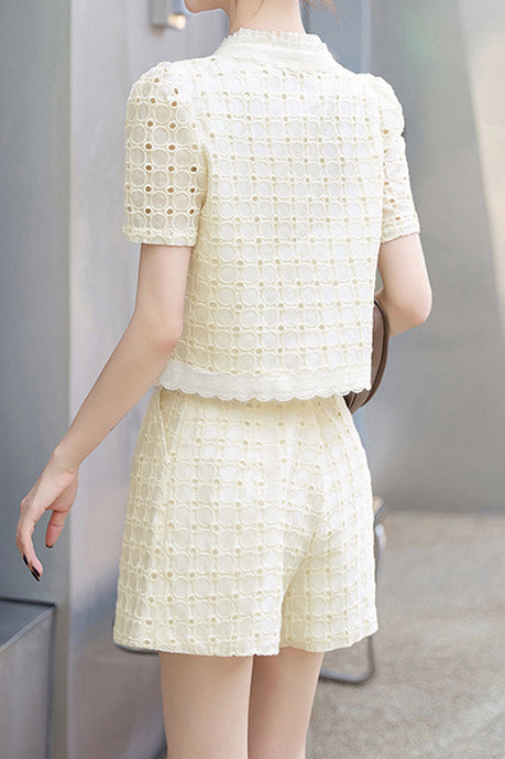 Rundhals Kurzarm Loch-Top und Shorts Zweiteiler