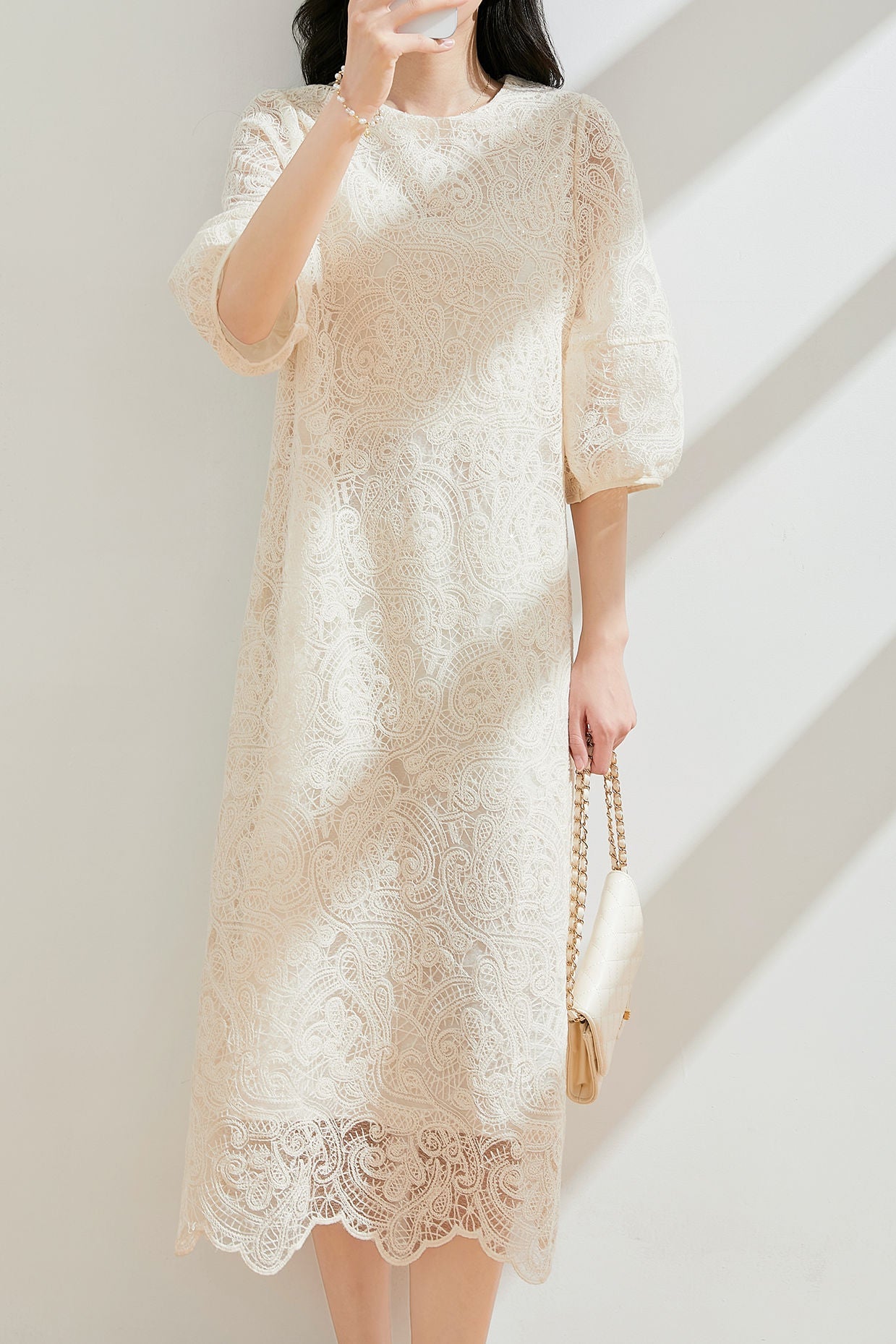 Hollow Lace Rundhals Lockeres Freizeitkleid mit mittellangen Ärmeln