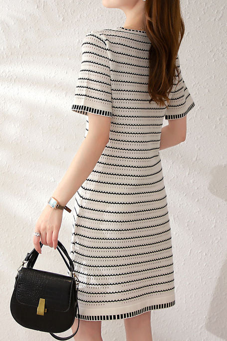 Gestreiftes Strick-A-Linien-Kleid