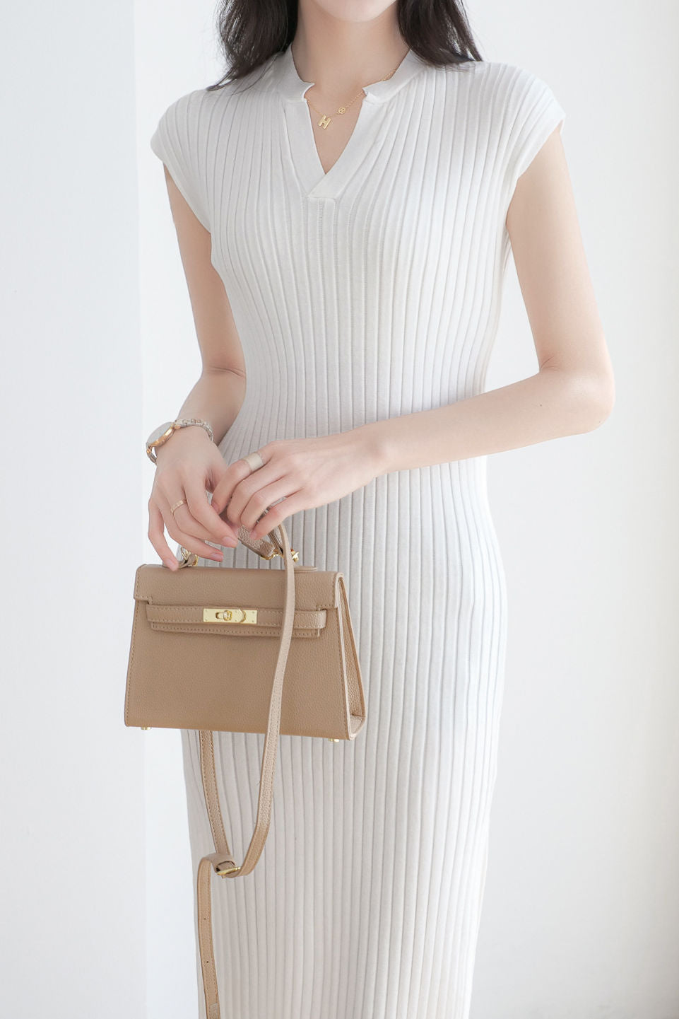 V-Ausschnitt ärmelloses, figurbetontes Kleid mit seitlichen Schlitzen aus Rippstrick