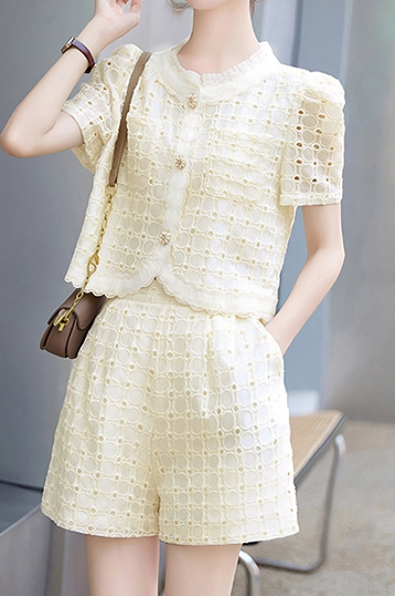 Rundhals Kurzarm Loch-Top und Shorts Zweiteiler