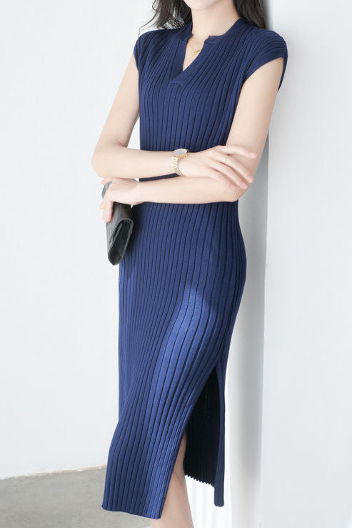 V-Ausschnitt ärmelloses, figurbetontes Kleid mit seitlichen Schlitzen aus Rippstrick