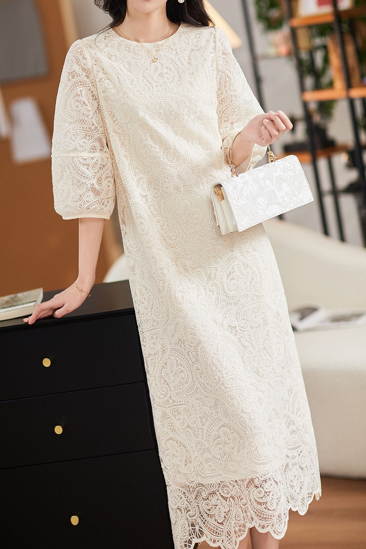 Hollow Lace Rundhals Lockeres Freizeitkleid mit mittellangen Ärmeln