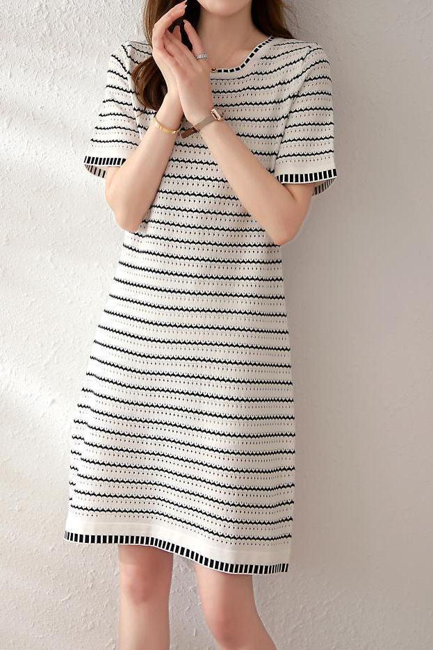 Gestreiftes Strick-A-Linien-Kleid