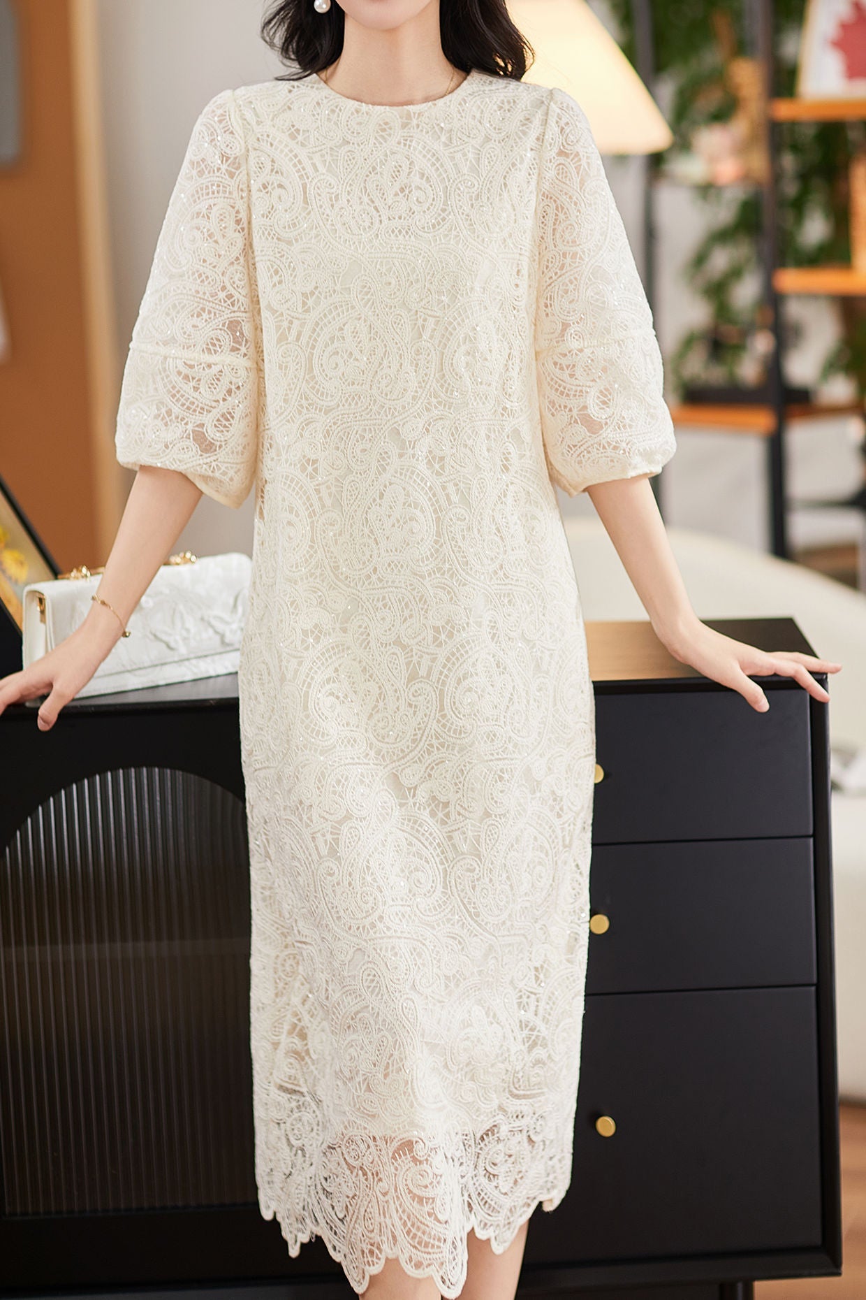 Hollow Lace Rundhals Lockeres Freizeitkleid mit mittellangen Ärmeln