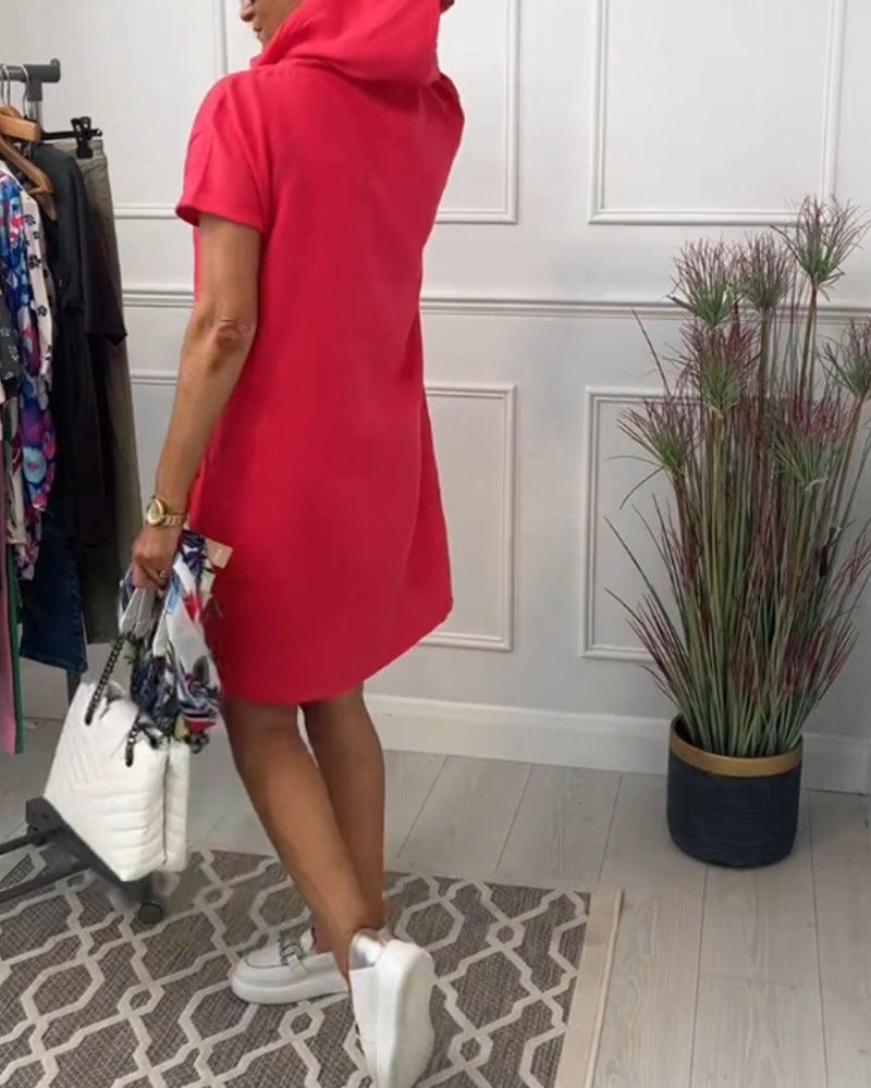Lässiges Kleid mit Kapuze und kurzen Ärmeln