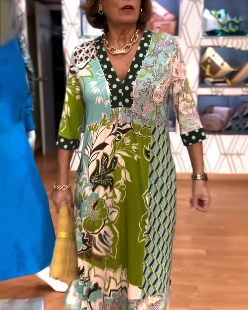 Kleid mit V-Ausschnitt und Vintage-Druck sowie Schlitz