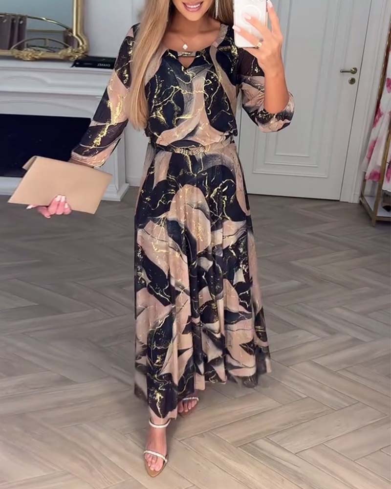 Elegantes Druckkleid mit Dreiviertelärmeln