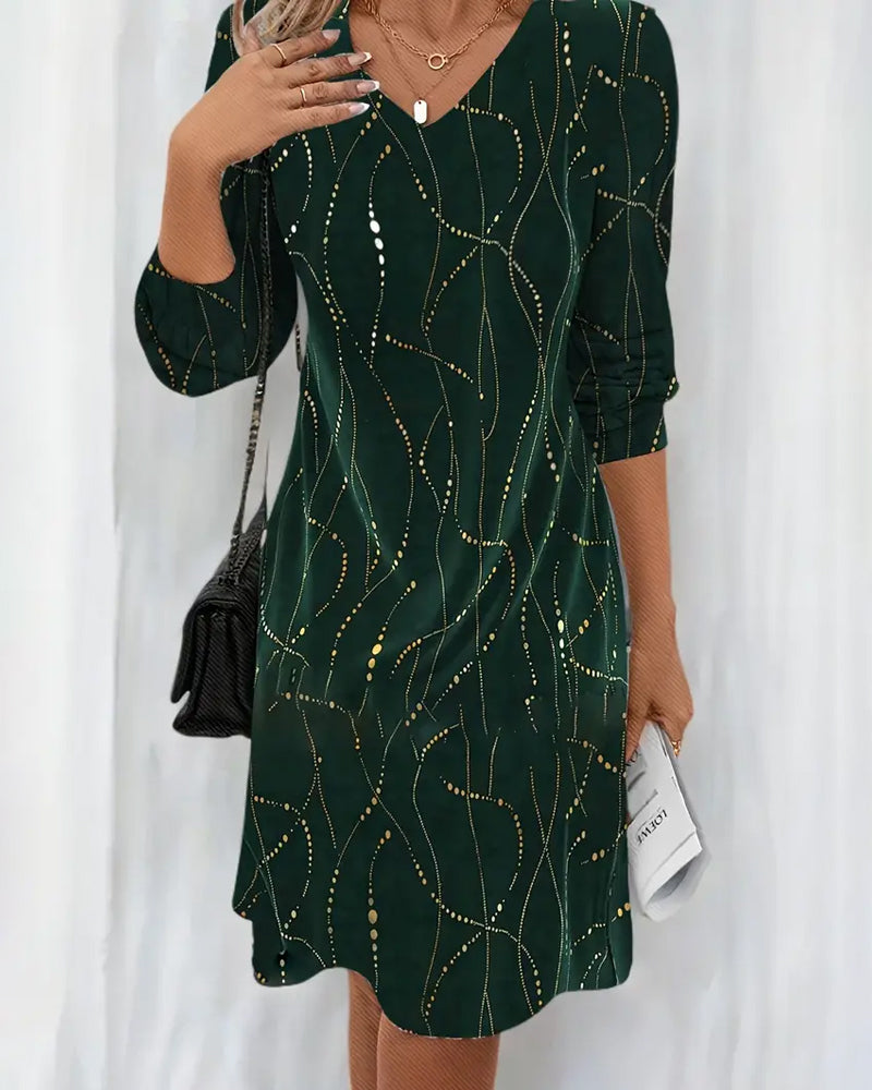 Kleid mit V-Ausschnitt und linearem Druck