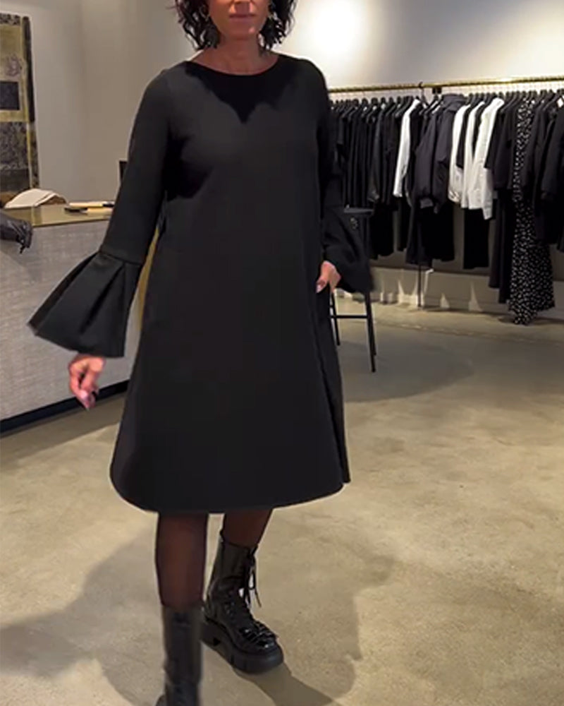 Einfarbiges Kleid mit Ausgestellten Ärmeln und Raffung