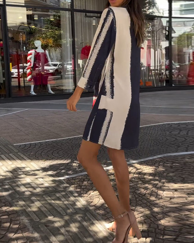 Kleid mit Revers und Drucken und Schlitzen