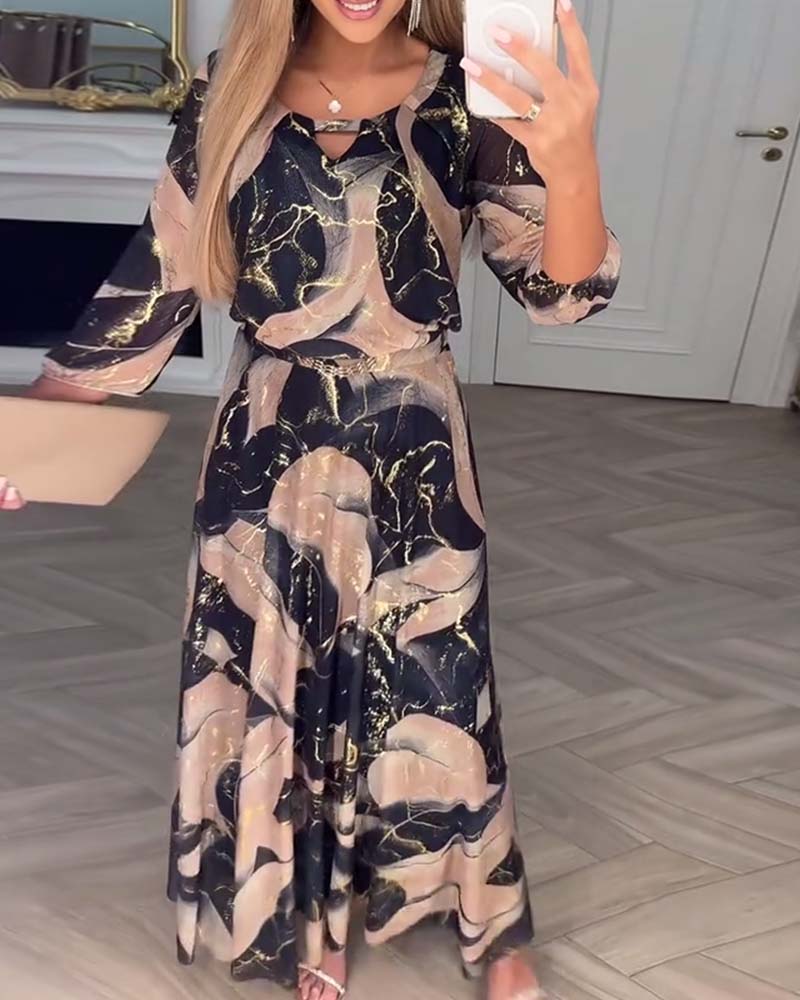 Elegantes Druckkleid mit Dreiviertelärmeln