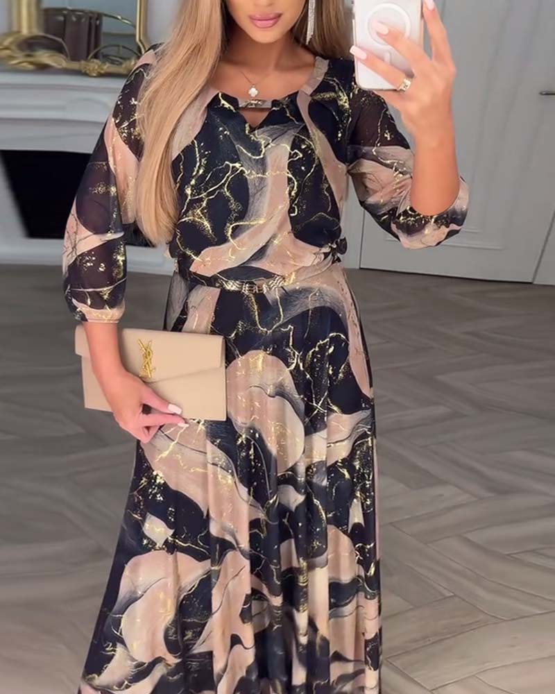 Elegantes Druckkleid mit Dreiviertelärmeln