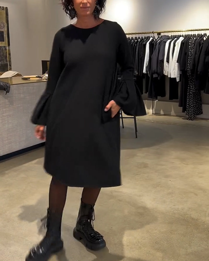 Einfarbiges Kleid mit Ausgestellten Ärmeln und Raffung