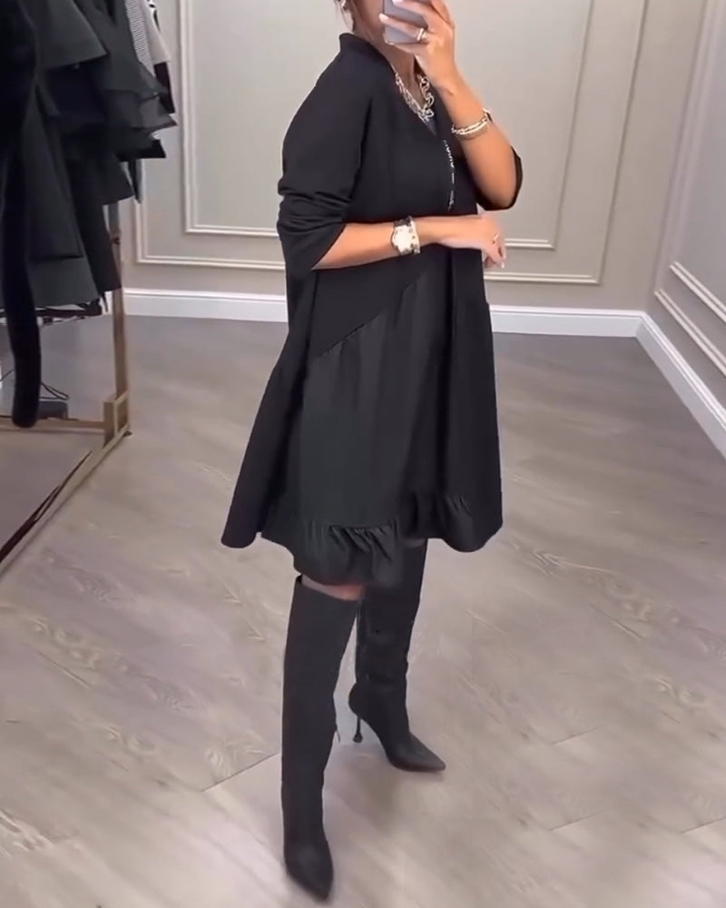 Kleid im künstlerischen Stil mit V-Ausschnitt