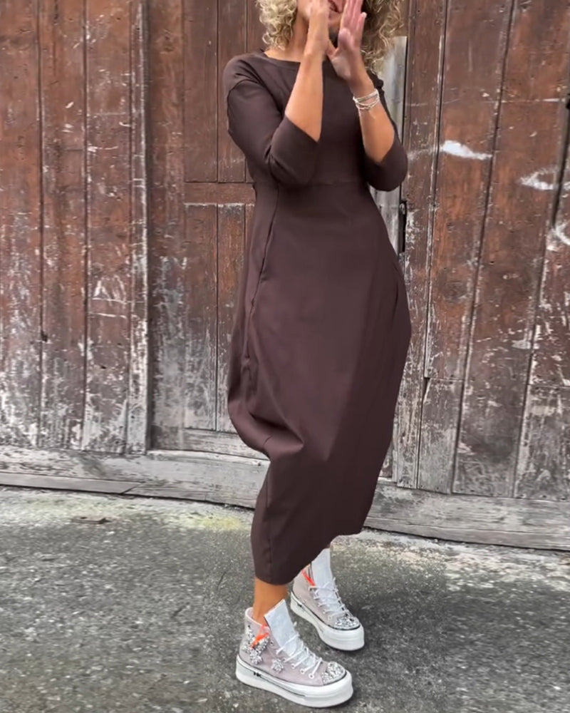 Einfaches elegantes Kleid mit langen Ärmeln und einfarbiger Tasche