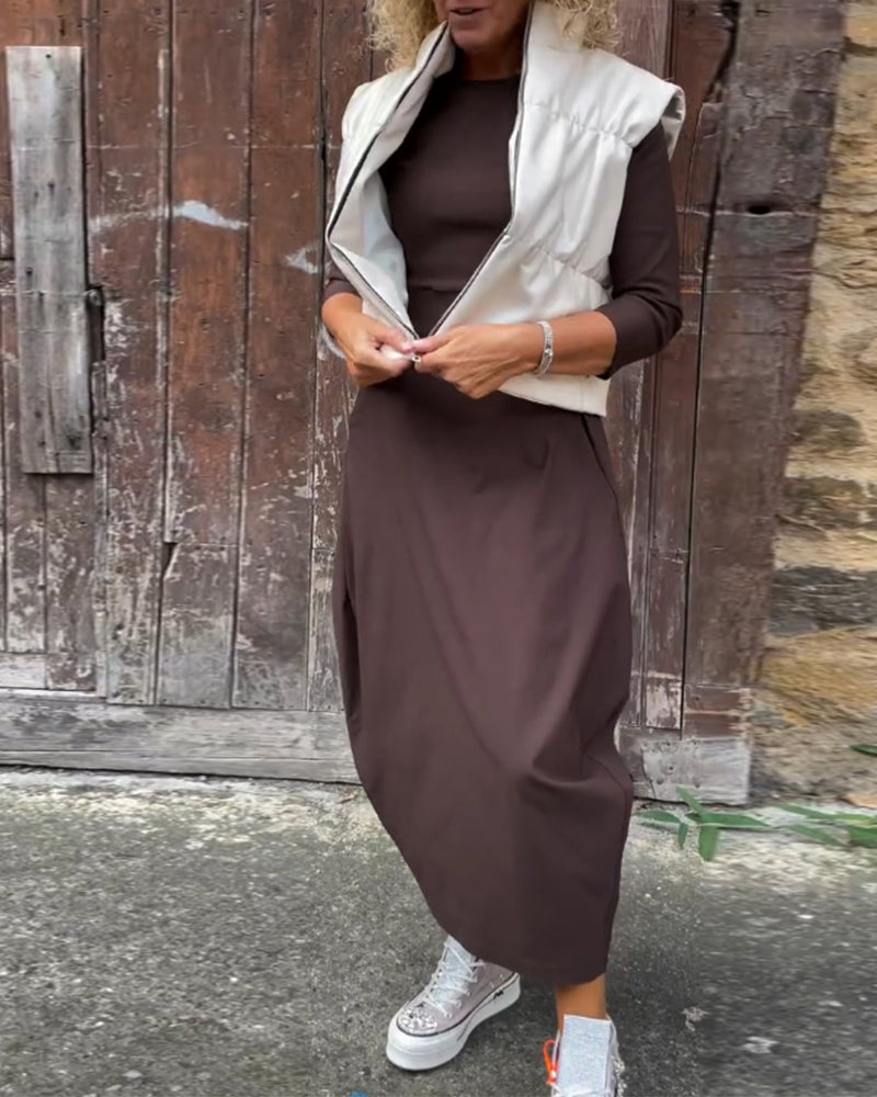 Einfaches elegantes Kleid mit langen Ärmeln und einfarbiger Tasche