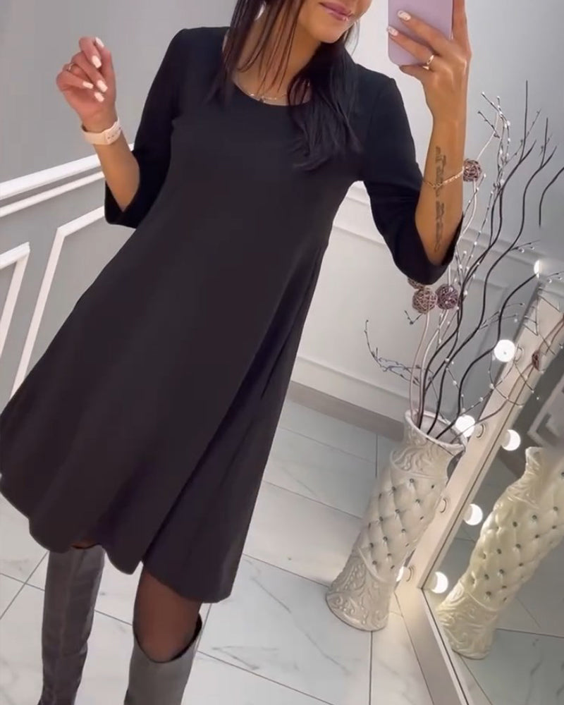 Einfarbiges Kleid mit Schleife am Rücken