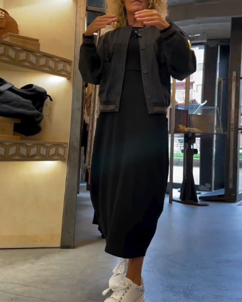 Einfarbiges Kleid mit Rundhalsausschnitt, langen Ärmeln und Tasche