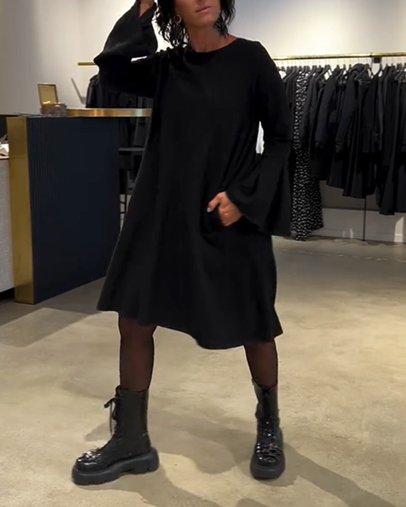Einfarbiges Kleid mit Ausgestellten Ärmeln und Raffung