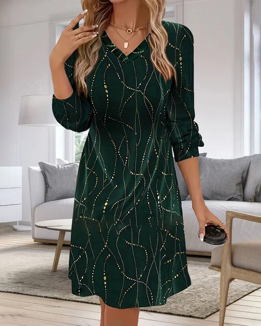 Kleid mit V-Ausschnitt und linearem Druck