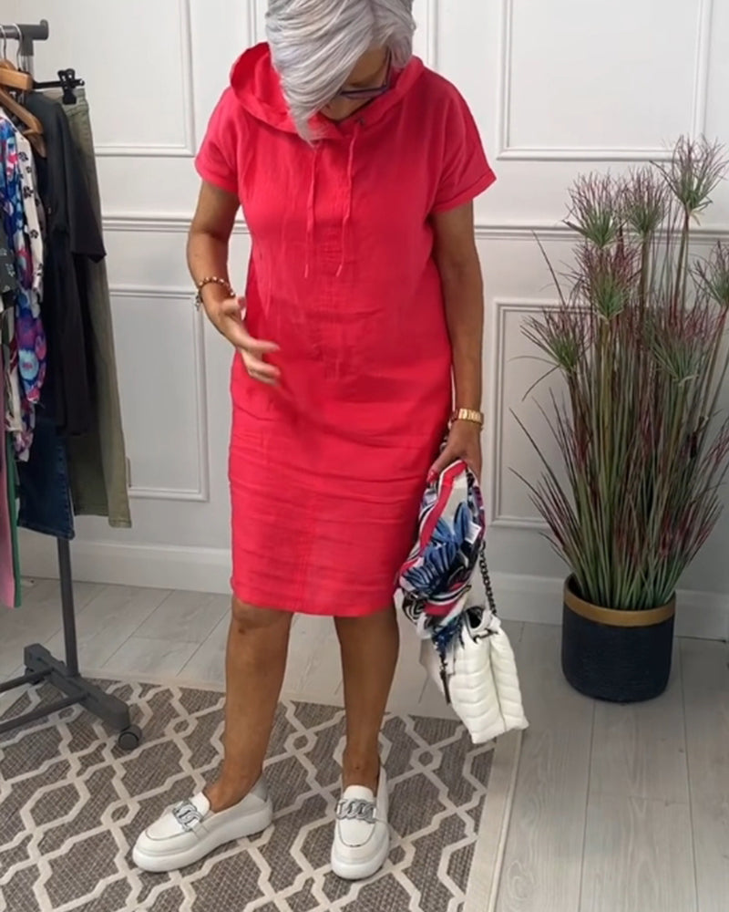 Lässiges Kleid mit Kapuze und kurzen Ärmeln