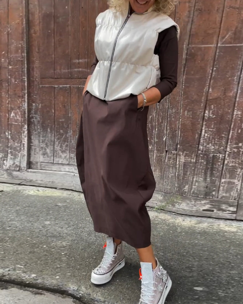 Einfaches elegantes Kleid mit langen Ärmeln und einfarbiger Tasche