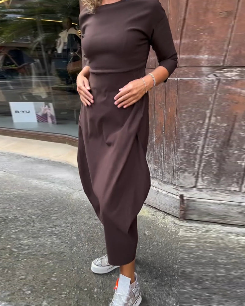 Einfaches elegantes Kleid mit langen Ärmeln und einfarbiger Tasche