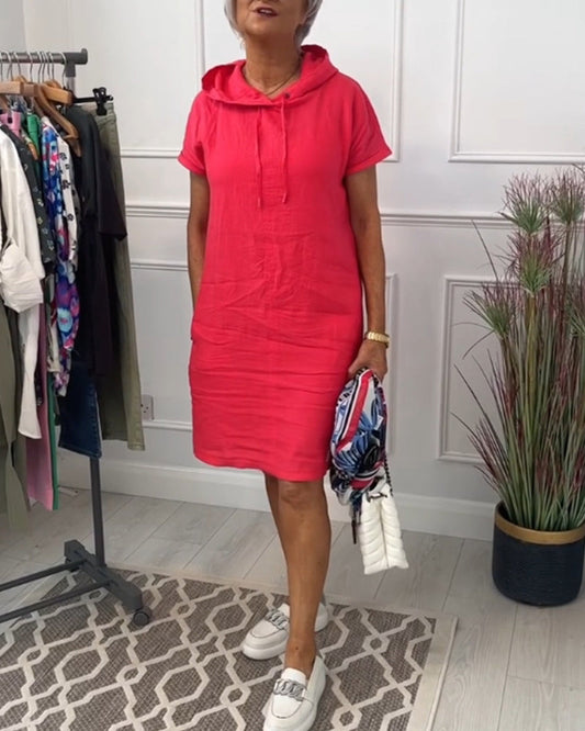 Lässiges Kleid mit Kapuze und kurzen Ärmeln
