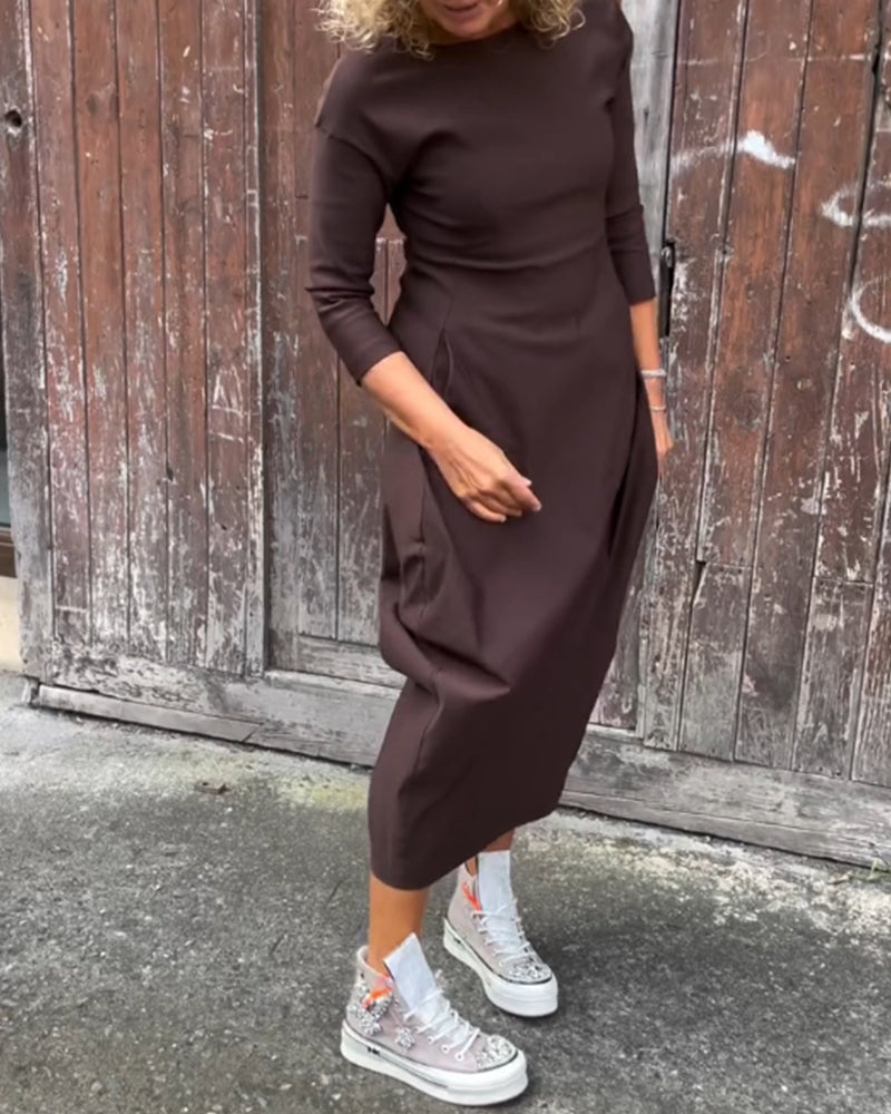 Einfaches elegantes Kleid mit langen Ärmeln und einfarbiger Tasche