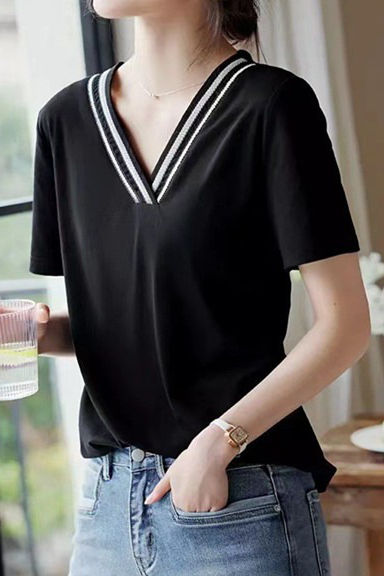 Elegantes vielseitiges T-Shirt mit gewebten Trägern